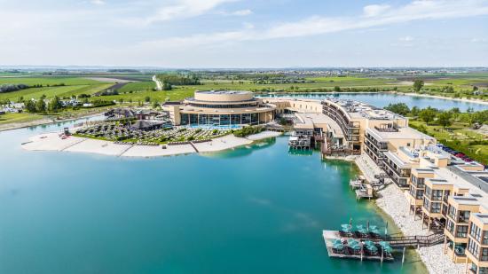 St. Martins Therme & Lodge - Außenansicht des Resorts inkl. See 