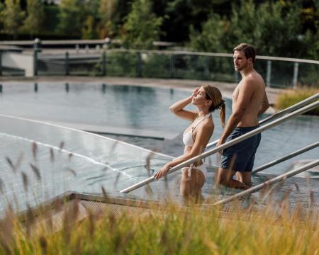 Pärchen im Wasser im Herbst