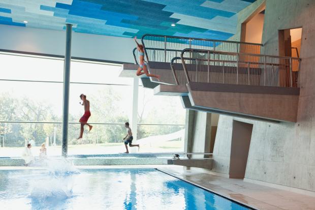 Sprungturm in der Therme Wien