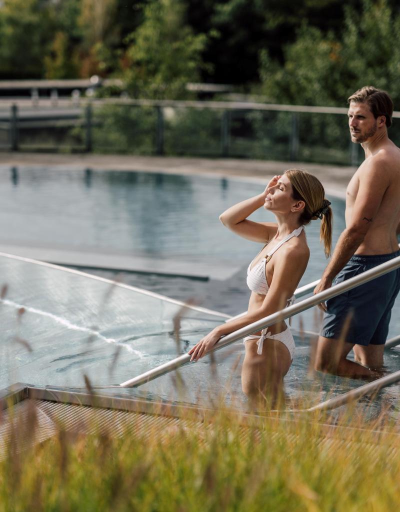 Pärchen im Wasser im Herbst